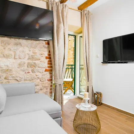 The Palace Collection In Centre *