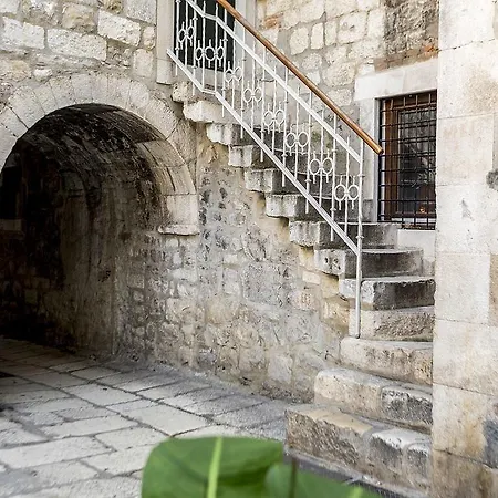 The Palace Collection In Centre *