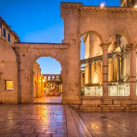 The Palace Collection In Centre *