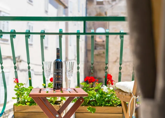 The Palace Collection In Centre *