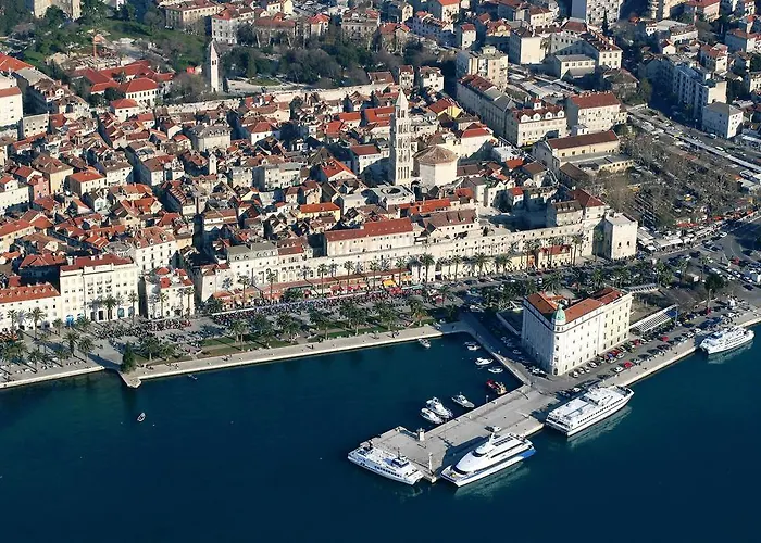 The Palace Collection In Centre Apartment Split