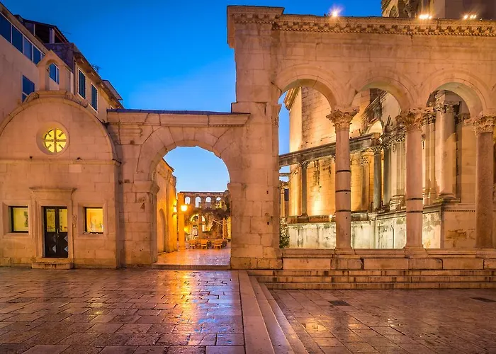 The Palace Collection In Centre *