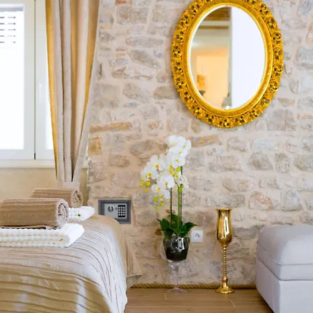 The Palace Collection In Centre Split