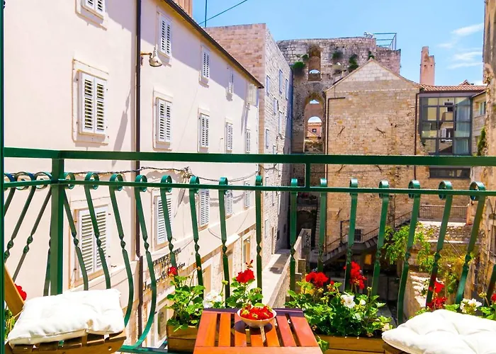 The Palace Collection In Centre Split